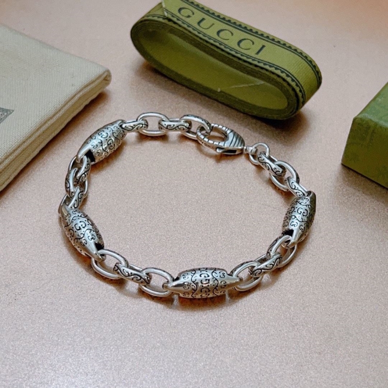 G*u*i bracelets